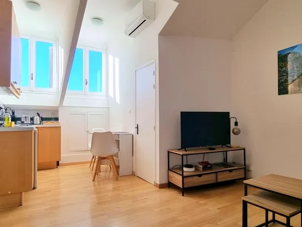 2p 15 rue Meyerbeer DERNIER ETAGE