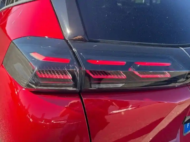 Peugeot 2008 hybrid 145 e-dcs6 — photo 17