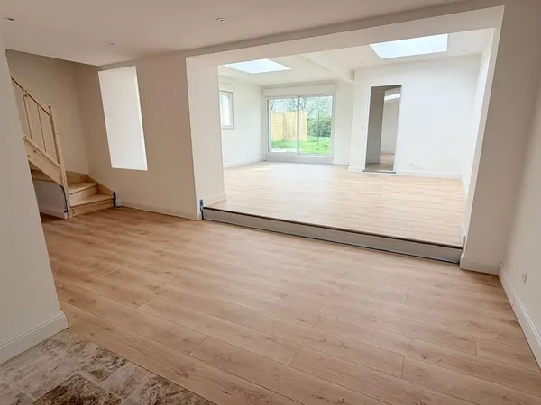 Maison semi-individuelle semi plain-pied - 3 chambres - Parking - Jardin