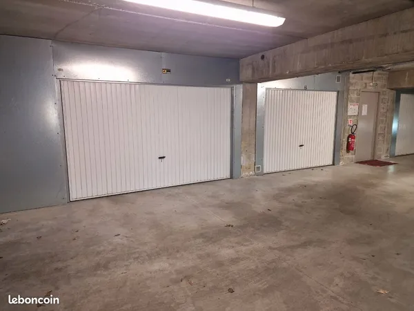 Grand garage en sous-sol