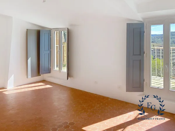 Appartement T4 avec balcon et vue dégagée sur les collines et