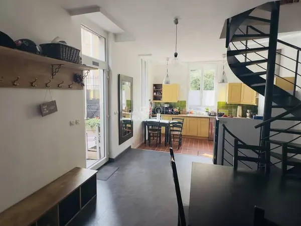 Grande maison lumineuse meublée