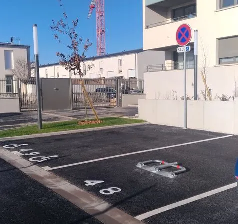 Place de parking extérieur BEZANNES
