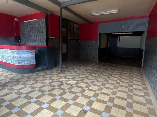 Local commercial avec grands espaces annexes & cour