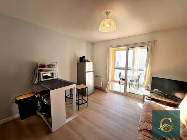 Studio rénové avec terrasse, parking et piscine à Sanary