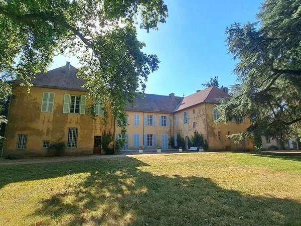Château du XVIIe avec dépendances