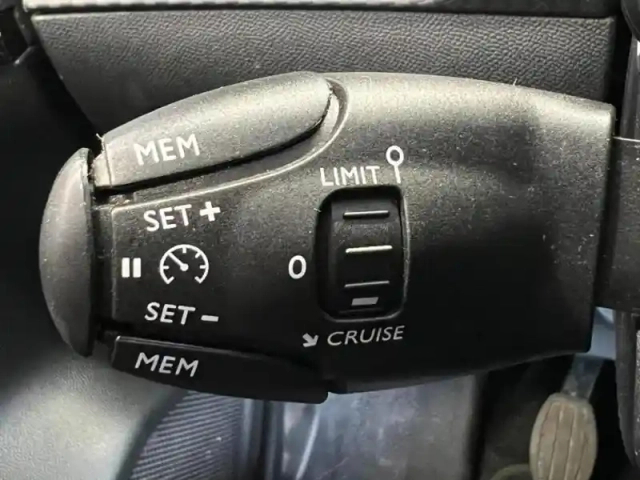 Peugeot 208 affaire 1.2 puretech 75ch s&amp;s premium — photo 13