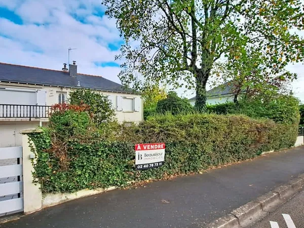 LA CHAPELLE-SUR-ERDRE BOURG MAISON FAMILIALE À RÉNOVER AVEC BEAU POTENTIEL