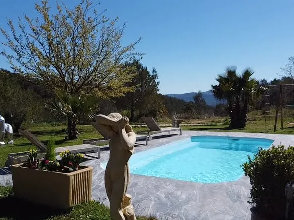 Villa de plain-pied 130 m², 2 chambres, 1 bureau + suite parentale, terrain de 3 706 m² - piscine - 