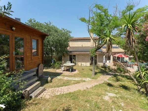 Maison 10 pièces 264 m²
