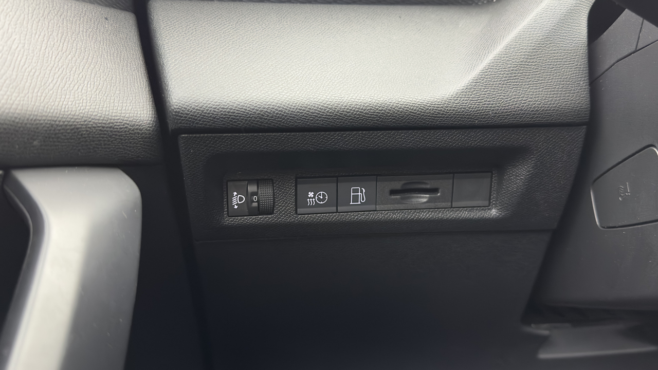 Peugeot 308 SW PHEV 180 e-EAT8 — photo 15