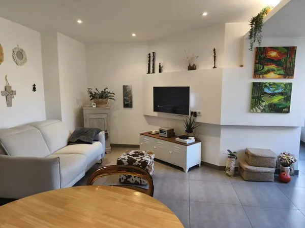 La grande Motte : Beau T2 rénové par un architecte, quartier prisé à pieds des commerces et des plag
