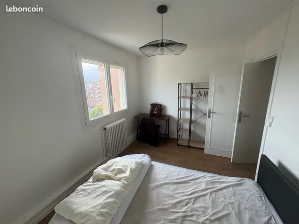 Chambre meuble dans colocation
