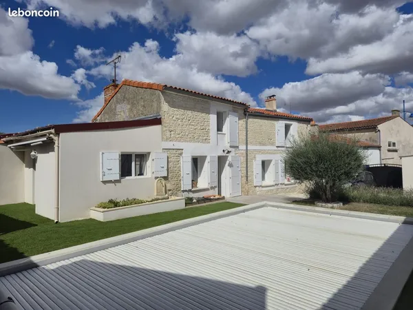 Maison de caractère avec piscine et dépendances