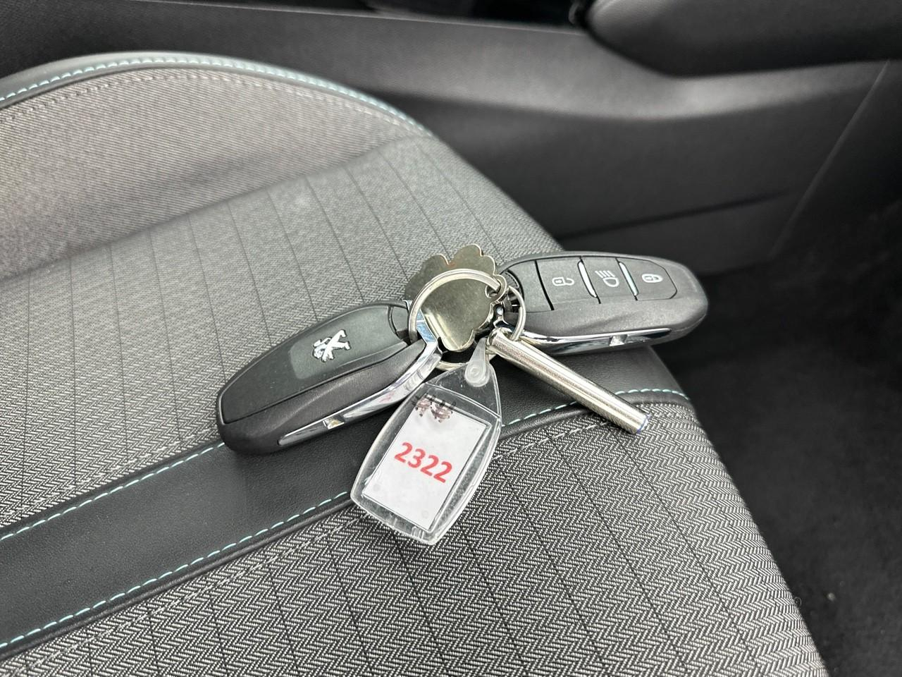 Peugeot 2008 puretech 130 s&s eat8 allure pack — photo 34