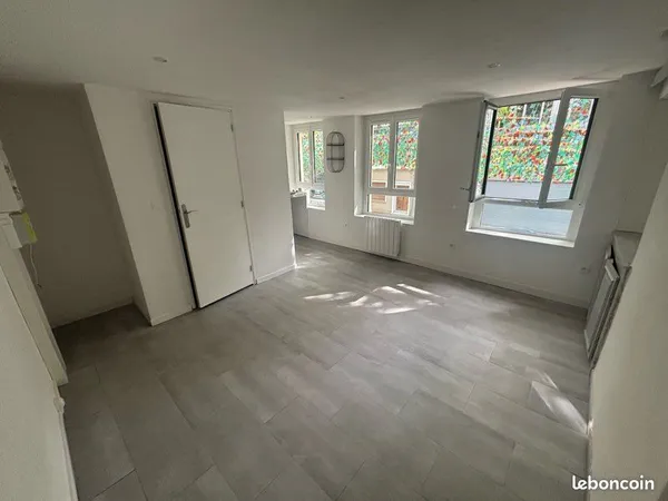 Studio vide à louer