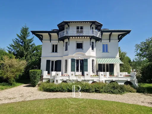 Maison 11 pièces 343 m²