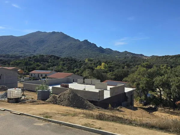 Sartène, dans un lotissement calme à 5 mn de Propriano, terrain avec maison en cours de construction