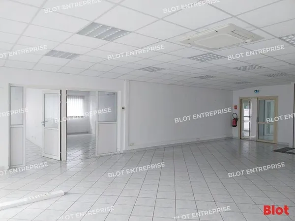 Entrepôt 1211 m²
