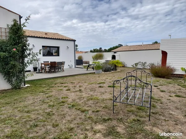 Maison de 100 m² avec 3 chambres, jardin clos et garage à 20 min de La Rochelle