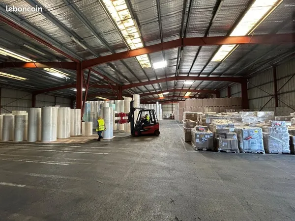 Local industriel 3 200 m²