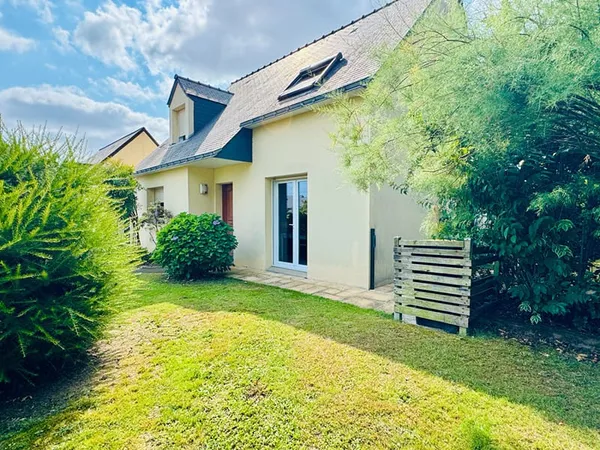 Maison contemporaine 4 chambres (5 possible) et jardin de 710m2
