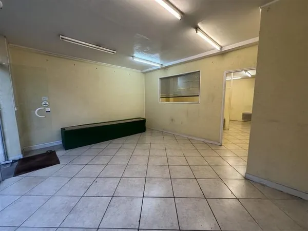 Découvrez ce commerce bénéficiant d'un emplacement exceptionnel, au coeur d'une rue très dynamique e
