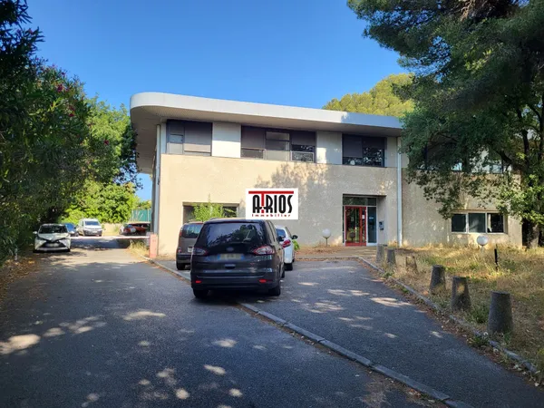 Local professionnel 800 m²