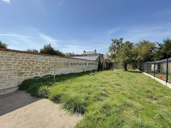 Maison rénovée avec jardin et garage