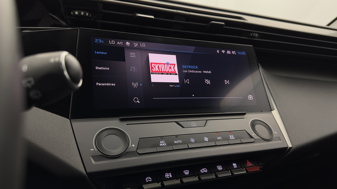 Peugeot 308 SW PHEV 180 e-EAT8 — photo 23