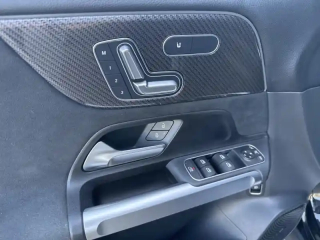 Mercedes Glb 200 d amg line — photo 17