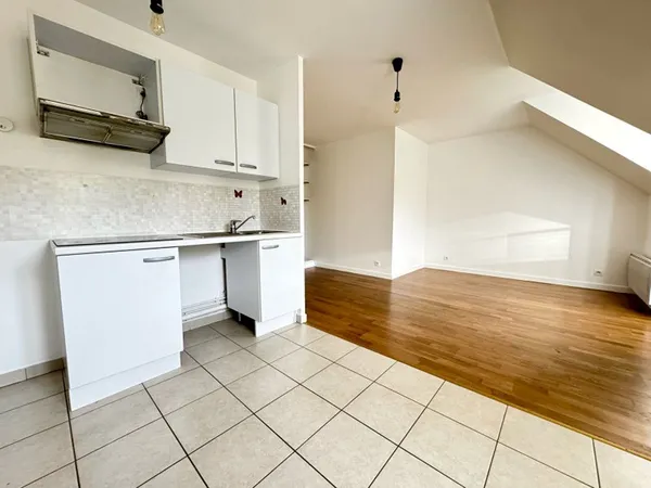 Studio lumineux de 25m², dernier étage avec ascenseur, parking en sous-sol, résidence récente sécuri