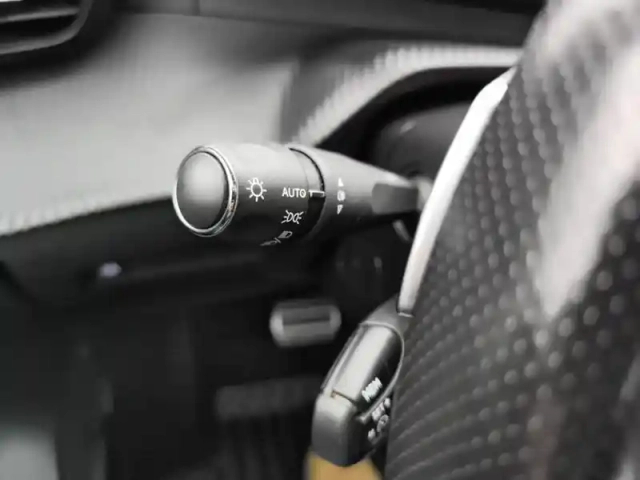 Peugeot 208 puretech 100 s&amp;s eat8 gt — photo 17