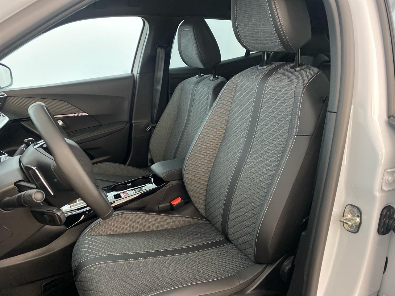 Peugeot 2008 hybrid 145 ch e-dcs6 allure — photo 9