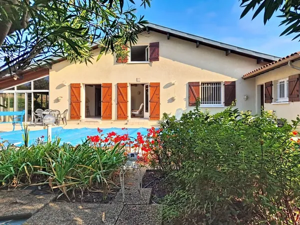 Tosse : landaise T5, piscine, atelier, double garage sur pre