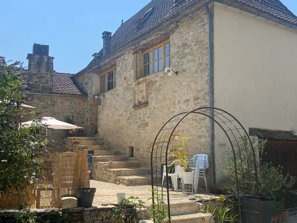 Propriété composée de deux maisons mitoyennes 159+12+70m2