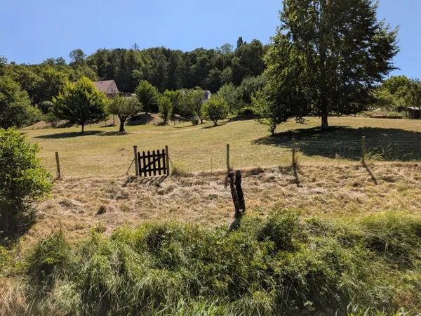 terrain constructible de 3348 m2 au calme à SALINS LES BAINS ( JURA)
