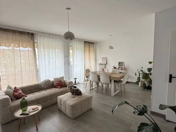 Appartement meublé 2 chambres avec grand balcon, nombreux rangements et stationnement facile