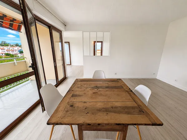 Ciboure : appartement 4 pièces rénové, dernier étage, vue panoramique