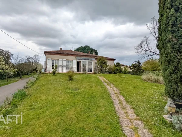 BEAU JARDIN ET PLUS DE 160 M² DE GARAGES ET SOUS SOL AMENAGE