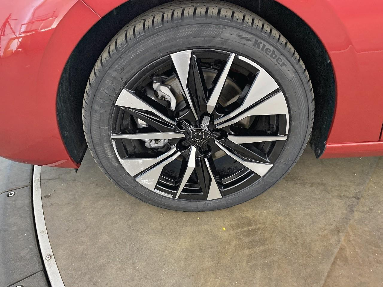 Peugeot 308 hybrid 145 e-dcs6 allure — photo 11
