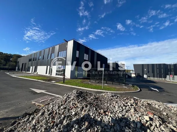 Locaux d'activité - A LOUER - 6 880 m² divisibles à partir de 303 m²