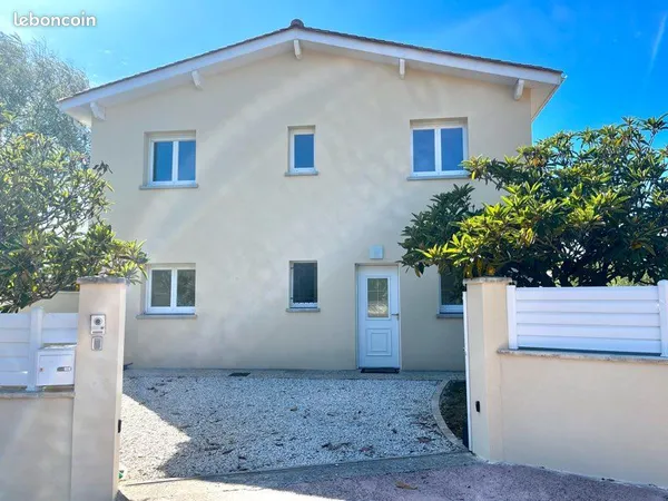Maison neuve à louer de 102 m² avec jardin et parking privé