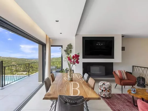 EXCLUSIVITE - Sainte Lucie de Porto Vecchio - Villa d'architecte, 4 chambres, piscine, vue montagne 