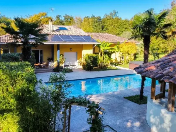 Maison T6 de 175 m² avec piscine plein sud, pool house et jacuzzi sur un terrain de 3 500 m²