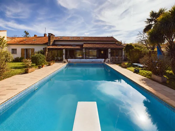 PROPRIÉTÉ CHARENTAISE / GÎTE, PISCINE / 4 233 M² DE TERRAIN