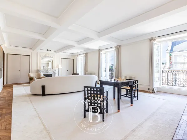 EXCLUSIVITÉ - PARIS 8 - TRIANGLE D'OR - APPARTEMENT AU 5EME ETAGE AVEC BALCONS ET VUE TOUR EIFFEL - 