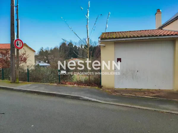 Garage sur un terrain constructible non viabilisé à Cerizay de 891 m2