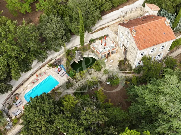 Château de prestige avec spa, piscine et parc de 7 000 m² en Drô