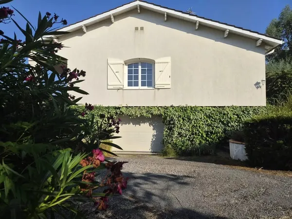 Maison d'architecte des années 70 avec piscine et grand jardin arboré - À proximité immédiate du cen